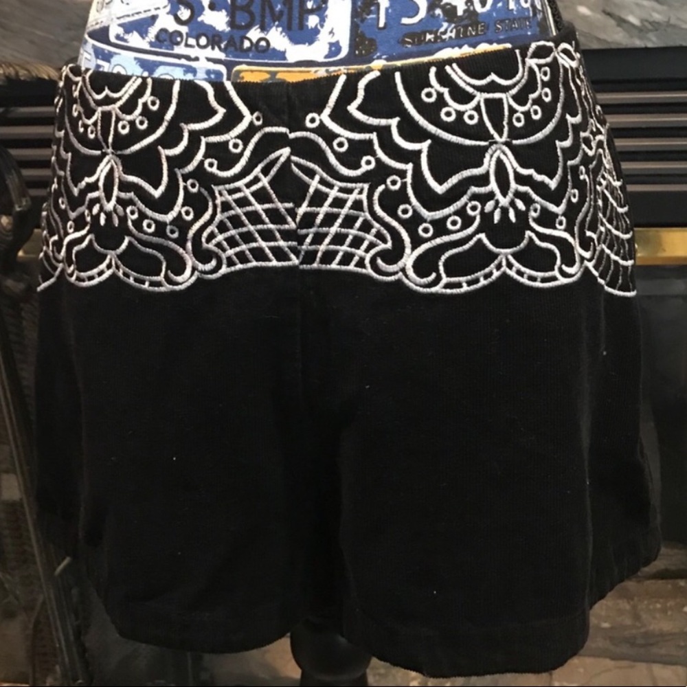 Women’s M Shorts. Mink Pink. Black Corduroy.